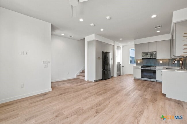 Building Photo - 1208 N Academy Ave