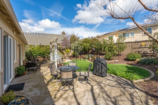 Building Photo - Executive Single Story Rental in Gated Serrano Community!