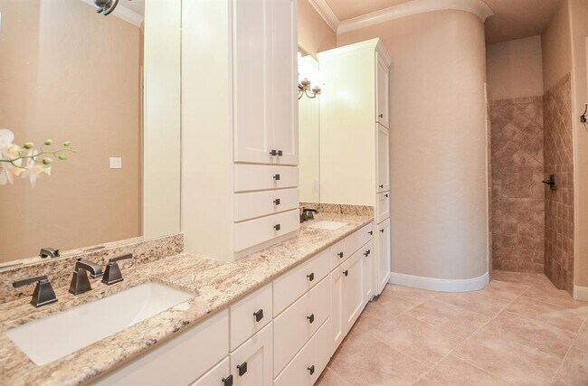 Building Photo - 12316 Oak Bend Cir