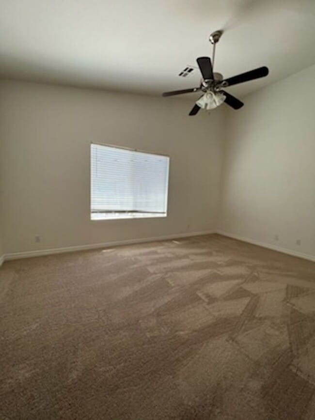 Building Photo - 4 Bedroom Located in Lamplight!