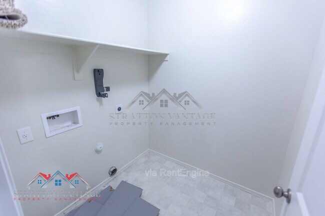 Building Photo - 5926 E Oasis Blvd