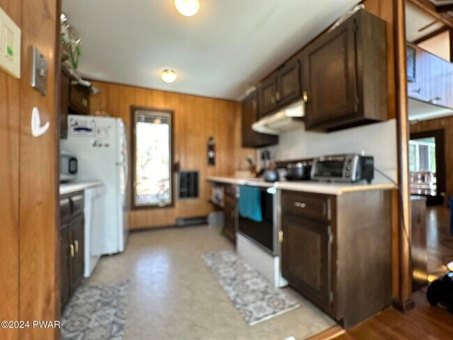 Building Photo - 402 Canoe Brook Dr