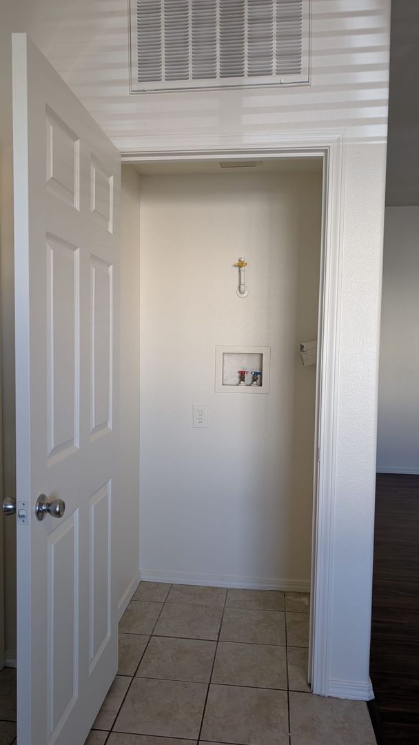 Building Photo - Beautiful 3 bedroom/ 2 bath in gated community. Call or come by to view!