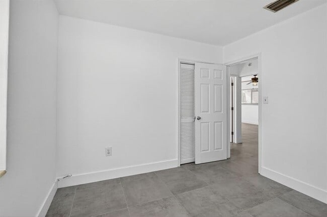 Building Photo - 642 SW 11th St