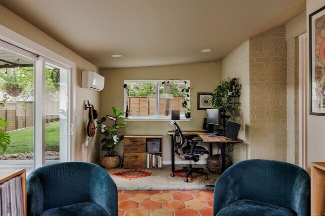 Building Photo - 9101 Heatherwood Dr