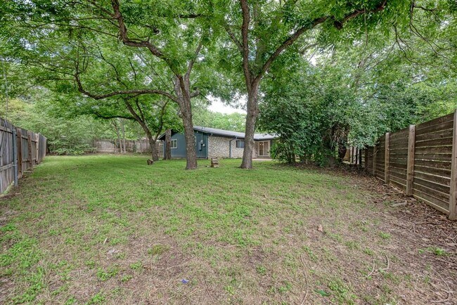 Building Photo - 6700 Kings Point