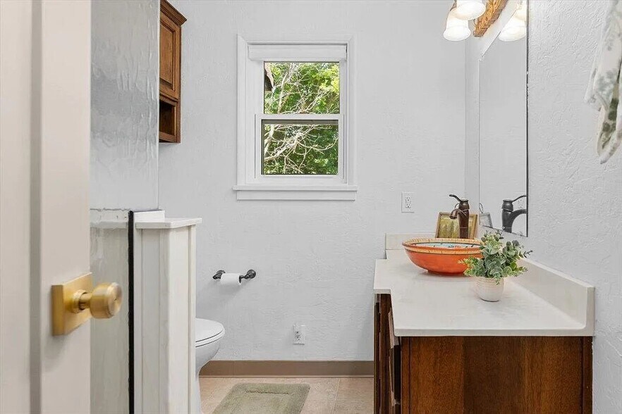 Building Photo - 2551 S Waverly Ave