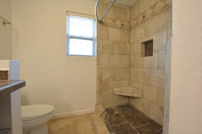 Building Photo - 815 7th St