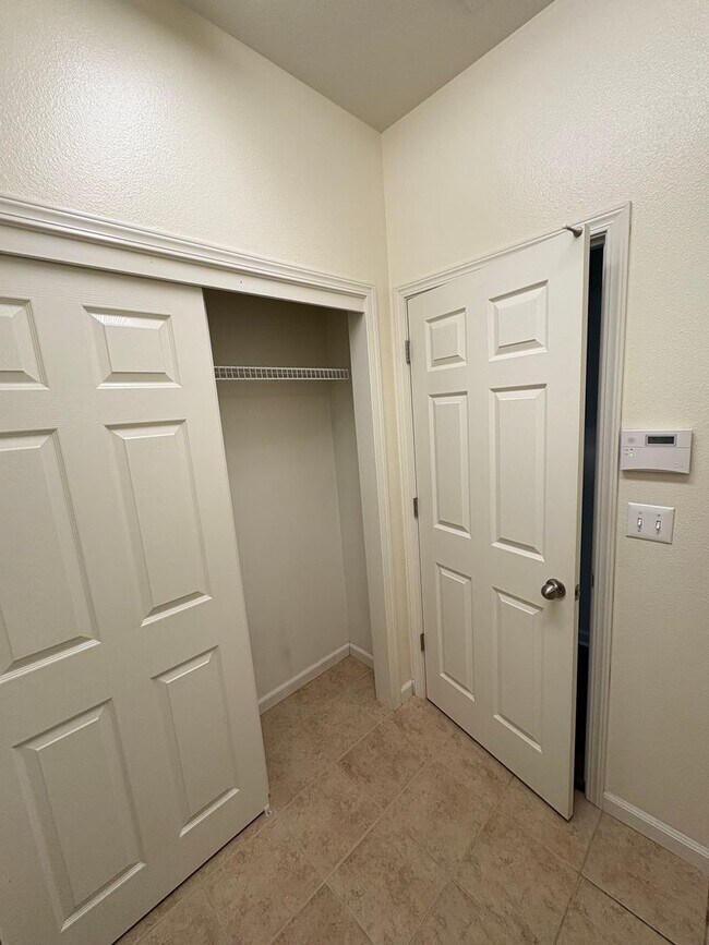 Building Photo - Immaculate NW Visalia home for rent!