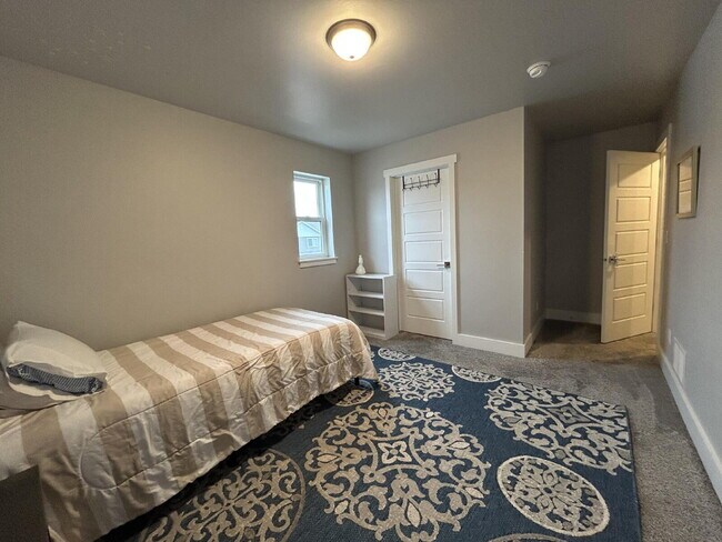 Building Photo - Beautiful Fully Furnished 3 Bed, 2.5 Bath Townhouse on Corner Lot