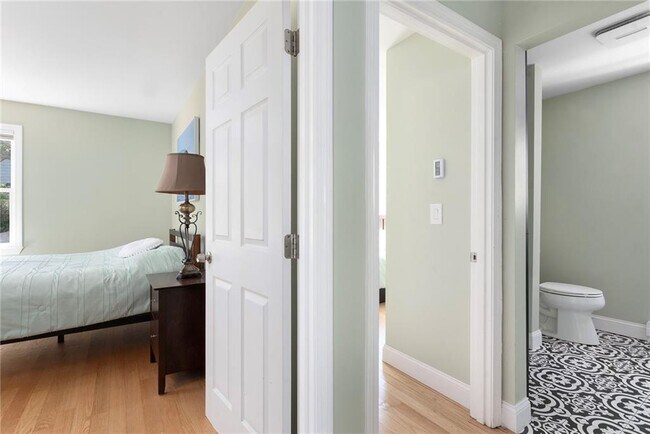 Building Photo - 492 Thames St