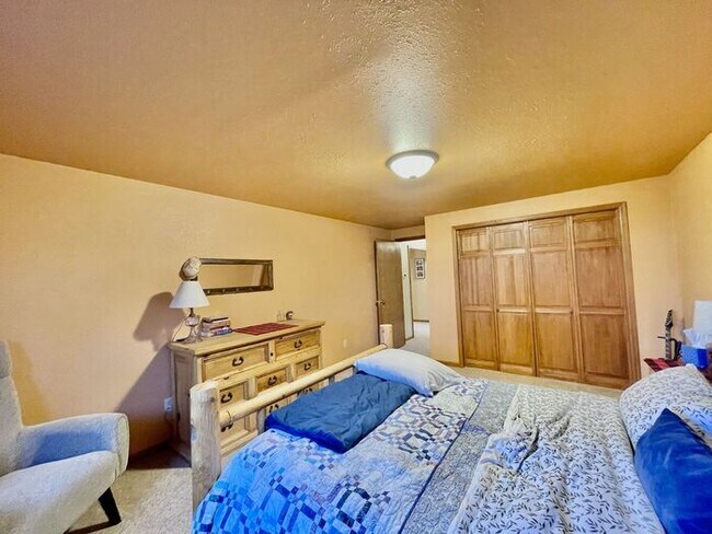 Building Photo - Large 3 bedroom home with gorgeous views i...