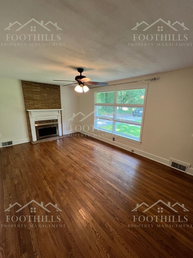 Building Photo - 3 Bedroom Home with Fenced Yard & Carport ...