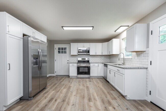Building Photo - 25 Poplar Hill Dr