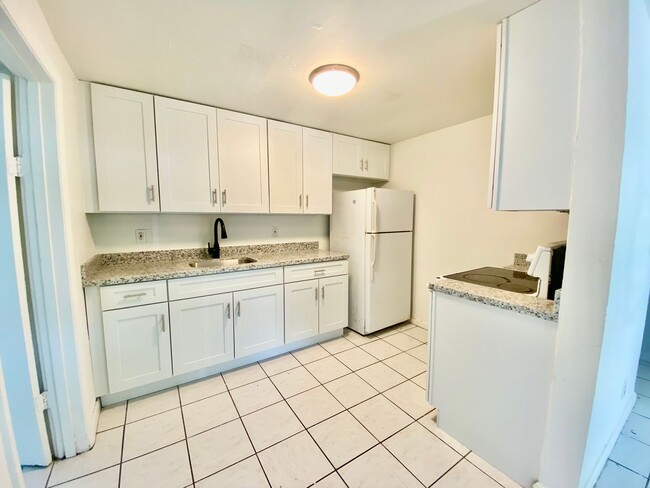 Building Photo - *** LARGE 4 BEDROOM SINGLE FAMILY HOME!***