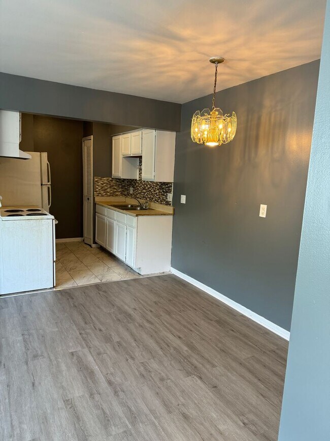 Building Photo - ONE BEDROOM APARTMENT COMING AVAILABLE! NO...