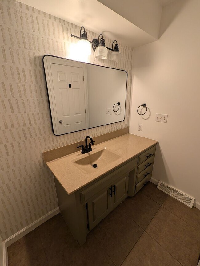 Building Photo - 622 Laurel Dr