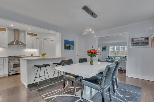 Building Photo - 42 Tanglewylde Ave