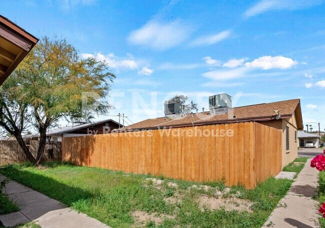 Building Photo - 729 E Mission Ln