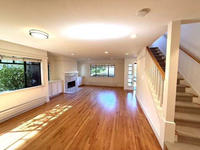 Building Photo - CRAFTSMAN STYLE TWO STORY 2BD/2BA END UNIT...