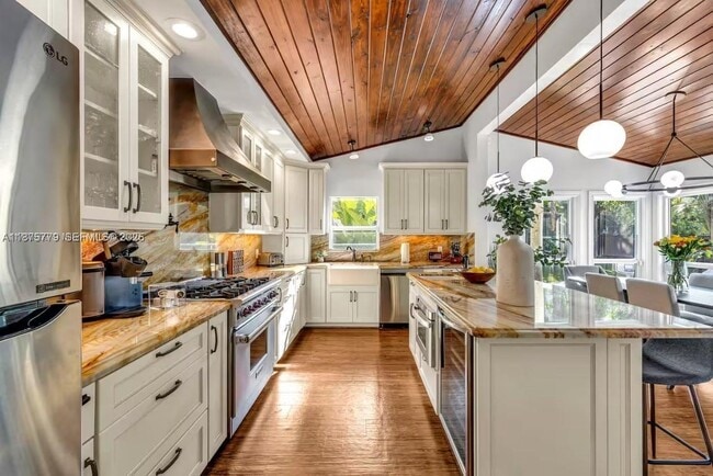 Building Photo - 110 SE 11th Ave