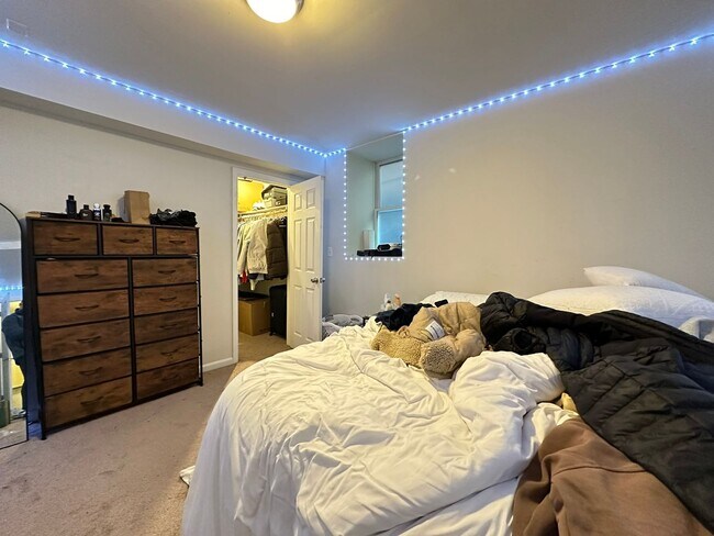 Building Photo - Mission Hill 5 -Bed