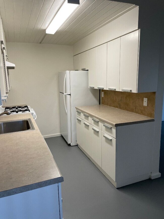 Building Photo - 540 S Mountain View Dr