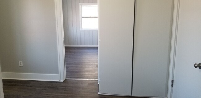 Building Photo - CLOSE TO RIVERSIDE PARK!  3br 1bath bungalow, fully remodeled with all new plank flooring, includ...