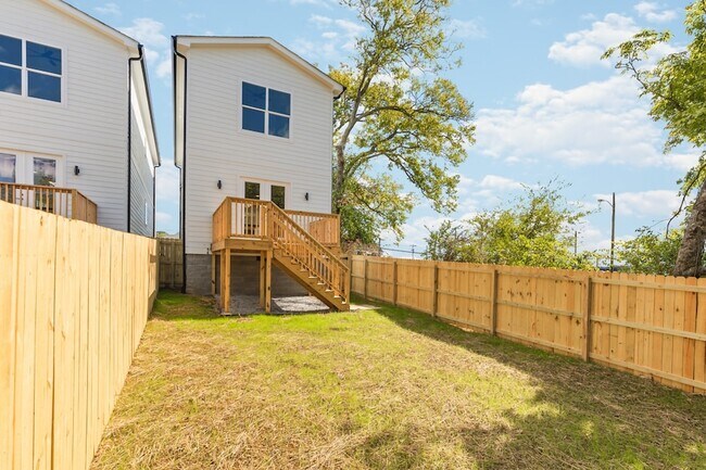 Building Photo - 2107 Courtney Ave