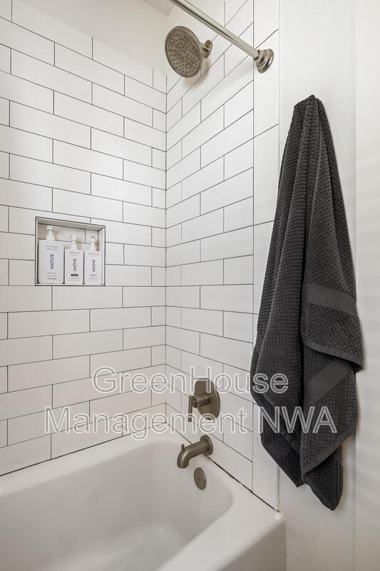 Building Photo - 636 SW B St