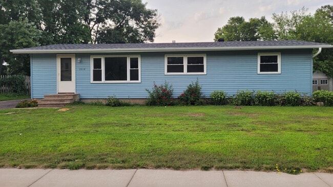 Primary Photo - 2212 Bartlett Ave