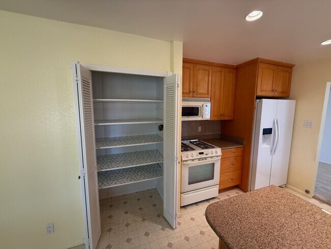 Building Photo - Charming 3-Bed, 2-Bath Home in Quiet Port Hueneme Neighborhood