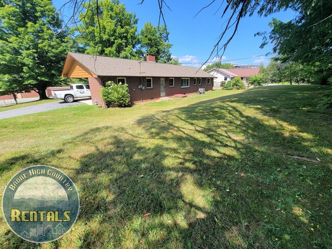 Building Photo - 3bd/2ba Ranch House Next to Watauga Medical Center