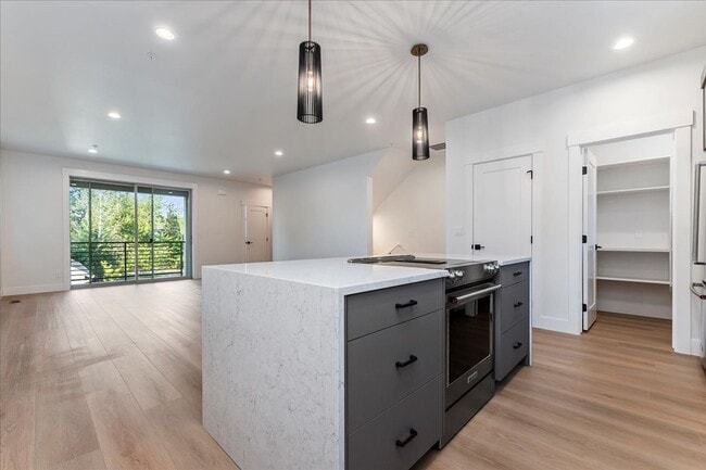 Building Photo - BRAND NEW 3 bed 3.5 bath townhouse