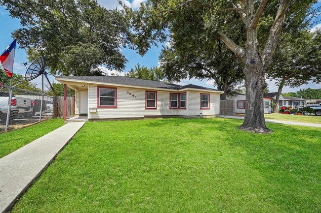Building Photo - 8041 Howard Dr