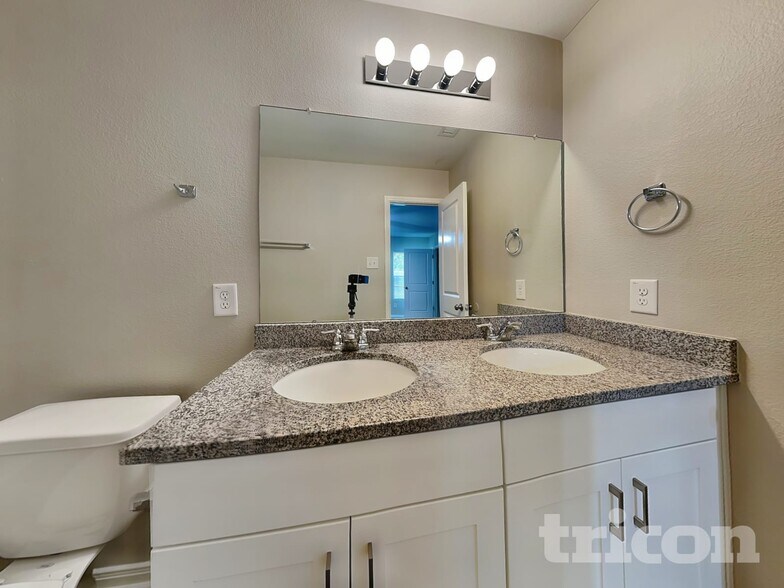 Building Photo - 15649 Del Norte Dr