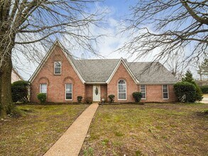 Building Photo - Charming 6 bed, 3 bath home on corner lot between S. Germantown and Hacks Cross.