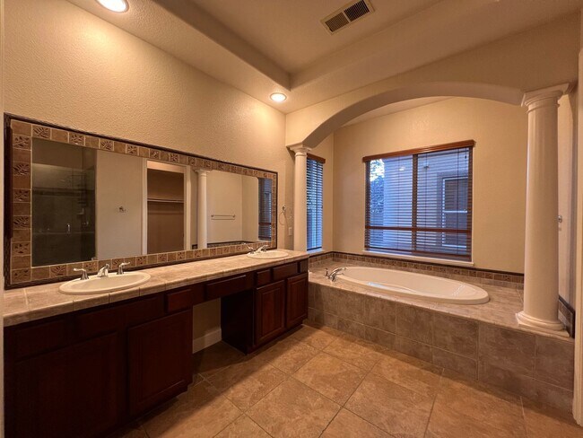 Building Photo - Large Home located in the Gated Community of Dorado in S. Reno