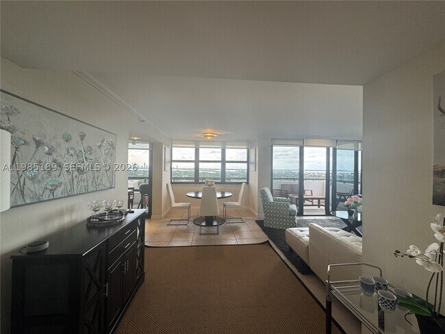 Building Photo - 2555 Collins Ave