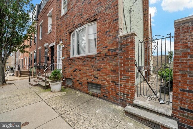Building Photo - 1122 McClellan St