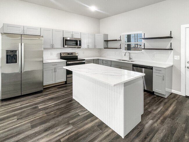 Building Photo - 3213 Chenault St