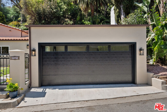 Building Photo - 1527 N Beverly Dr