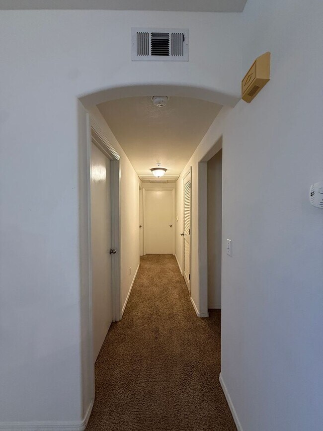 Building Photo - Centrally Located Downstairs Condo in the Oak Creek Villas