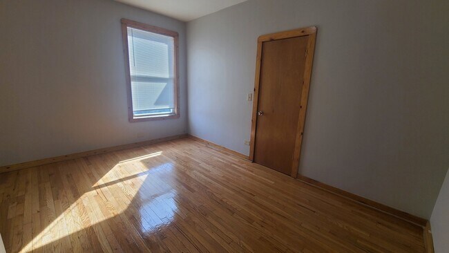 Building Photo - 1409 E 69th Pl