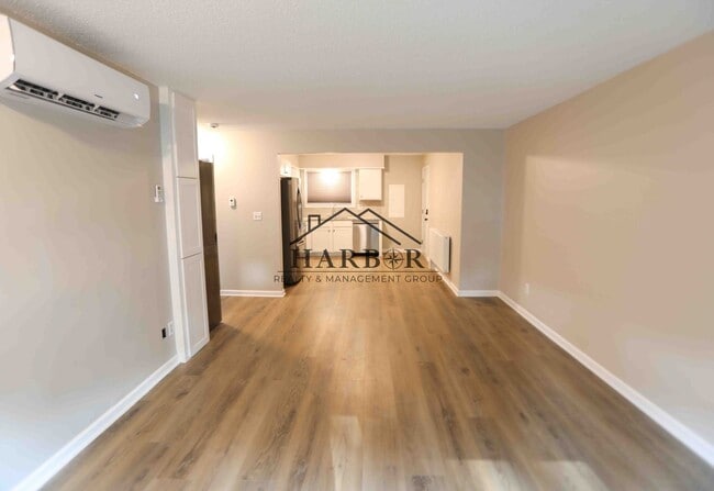 Building Photo - Fully Renovated 2 Bedroom!