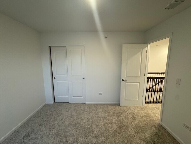 Building Photo - 14849 S Hillside Dr