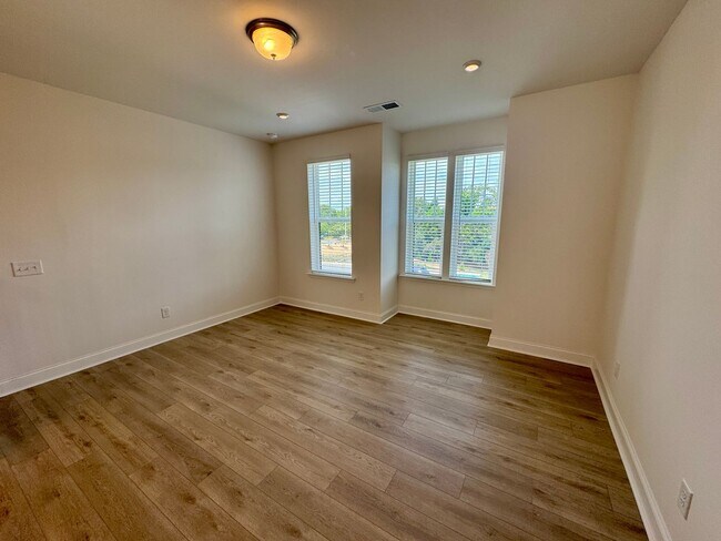 Building Photo - Brand New 3BR/3.5 Bath Townhouse in South ...