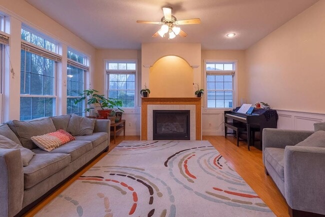 Building Photo - Bright, Spacious Home with Tons of Charm a...