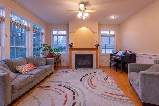 Building Photo - Bright, Spacious Home with Tons of Charm and Comfort