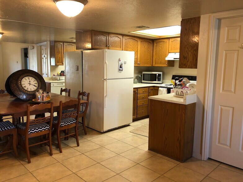Building Photo - 777 S 400 E